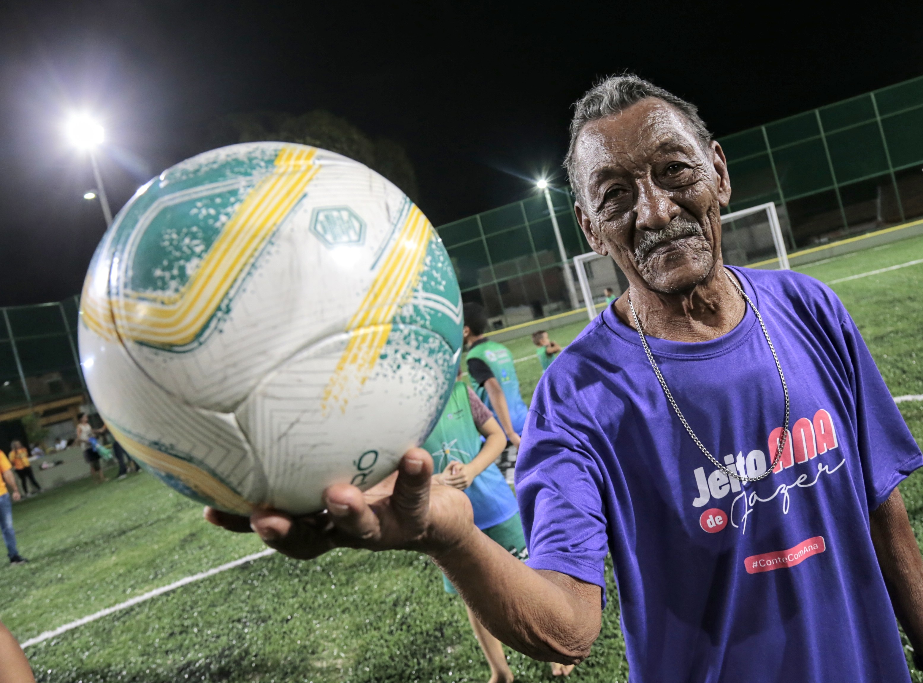 Seu Pedro posa com uma bola na mão